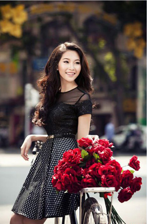 Thu Thảo là Hoa hậu được đánh giá cao về nhan sắc, cô xuất hiện bên xe ô tô sang hay chiếc xe đạp giản dị cũng luôn rạng ngời.